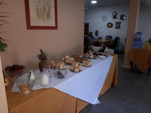 uma mesa com comida com pessoas numa sala em Nuevo Hotel Roble em Termas de Rio Hondo