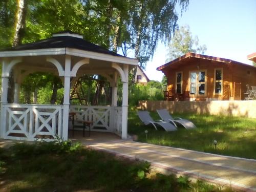 Kameralne domki w Mikolajkachにある庭