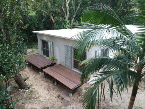 Zahrada ubytování Kuganipi Beachside Inn Iriomote