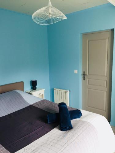 une personne dormant sur un lit dans une pièce bleue dans l'établissement Cosy villa La Garancière - Plein coeur de la Cotinière, à La Cotinière