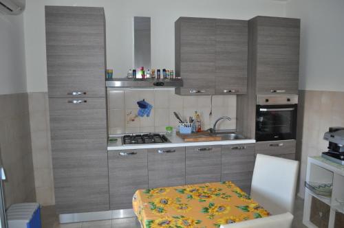 een kleine keuken met een wastafel en een fornuis bij Arancio residence in Taormina