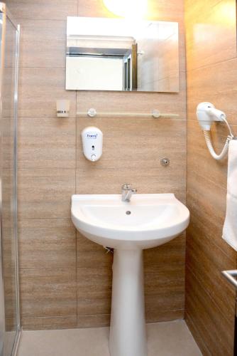 ein Badezimmer mit Waschbecken und Spiegel in der Unterkunft Maison 48 Apart Hotel in Gümbet