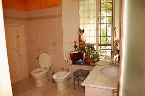 La salle de bains est pourvue de toilettes, d'un lavabo et d'une baignoire. dans l'établissement Casa Arcobaleno, à Bagni di Lucca