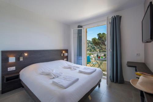 Postel nebo postele na pokoji v ubytování Hôtel-Club du Domaine d'Aiguebelle, USSIM Vacances
