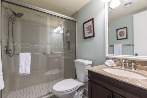 La salle de bains est pourvue d'une douche, de toilettes et d'un lavabo. dans l'établissement Gulf View, à South Padre Island