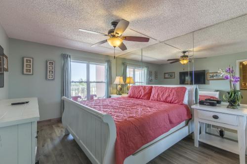 - une chambre avec un lit et un ventilateur de plafond dans l'établissement Gulf View, à South Padre Island