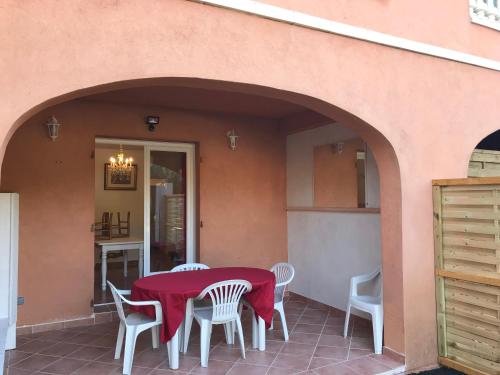 une table et des chaises sur le patio d'une maison dans l'établissement Appartement 300mètres mer Martinengo La Croisette, à Sainte-Maxime