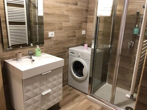 a bathroom with a washing machine and a washer at Arco dolce Arco in Benevento