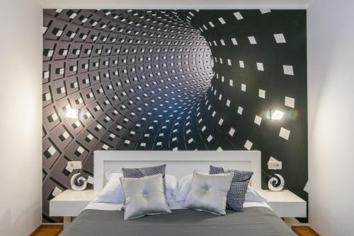 1 dormitorio con 1 cama con una pared grande en Villa Jidro en Trogir
