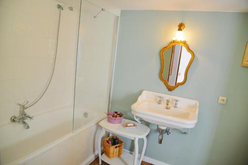 een badkamer met een wastafel en een bad bij La Borlonette in Durbuy