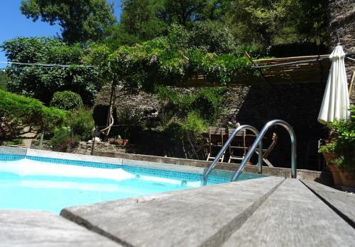 בריכת השחייה שנמצאת ב-Les Trois Hiboux או באזור