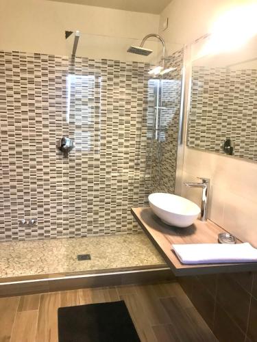 a bathroom with a sink and a shower at L’infinito residence in Castelvetro Piacentino