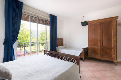 a bedroom with two beds and a window at Agriturismo Al Motto in Cambiasca