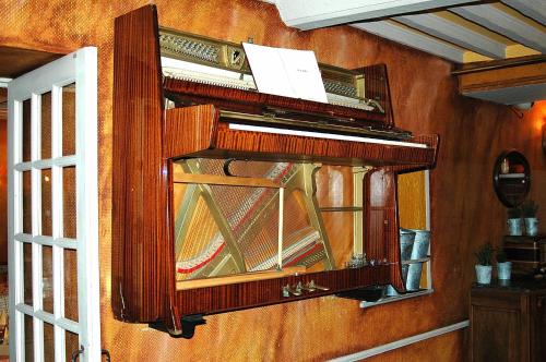 an old organ hanging on a wall at Hotel restaurant La Pêcherie - Le manoir d'à coté - Les 5 ruches -Logis hôtels in Courseulles-sur-Mer