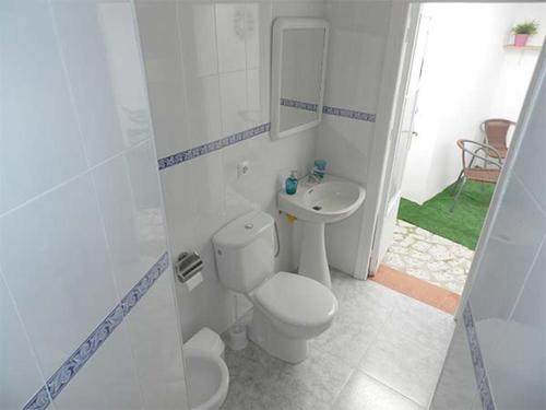 ベヘール・デ・ラ・フロンテーラにあるCasa Mari Carmen, La Plazoletaの白いバスルーム(トイレ、シンク付)