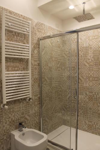Un baño con ducha, inodoro y lavabo. en Bed No Breakfast AK 2, en Nápoles