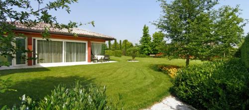 a yard with a house with a lawn sidx sidx sidx at Relais Villa Annamaria Bed end Breakfast in Istrana