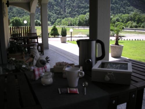 um balcão de cozinha com vista para um alpendre em B&B Il Crocevia em Teglio