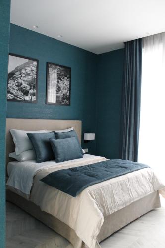 Un dormitorio con una cama grande con paredes azules. en Bed No Breakfast AK 2, en Nápoles
