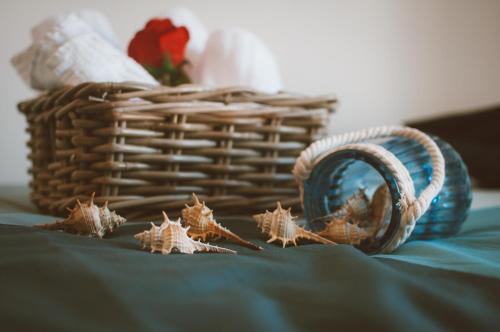 a wicker basket and some stars on a bed at Pausa Mare Apartment in Polignano a Mare