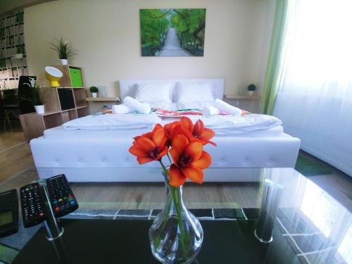 Postel nebo postele na pokoji v ubytování Sarok Apartmanház