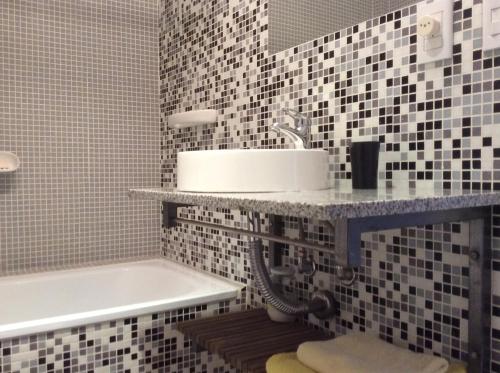 un baño con lavabo y bañera en Corazón de Villa Crespo, en Buenos Aires