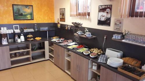 een keuken met een aanrecht met eten erop bij Hotel Lazur in Kiten