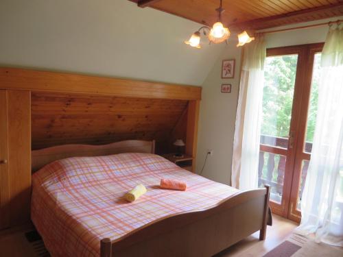 Una cama o camas en una habitación de Kuća za odmor Rubeša