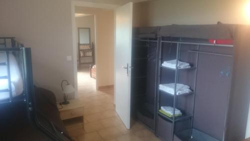 Habitación con armario negro y toallas plegables. en E Cabane, en Rottani