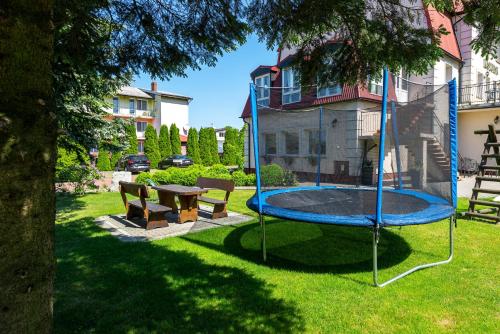 - un parc avec un trampoline et une table de pique-nique dans l'établissement Willa Kaszubska - Przepyszne Śniadanie w Cenie, à Jastrzębia Góra