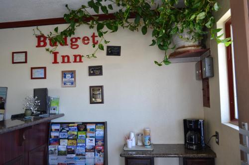 ein Café mit einem Schild an der Wand in der Unterkunft Budget Inn in Needles