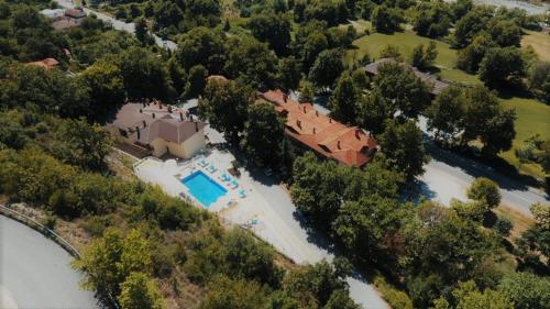 Cette chambre offre une vue sur une maison dotée d'une piscine. dans l'établissement Nostos Hotel, à Kato Loutraki