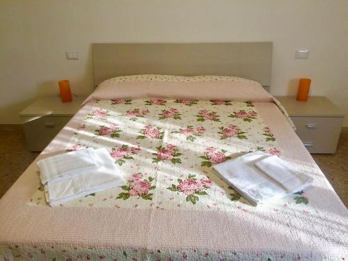 a bed with two towels and towels on it at Villa Ferri in Peschiera del Garda