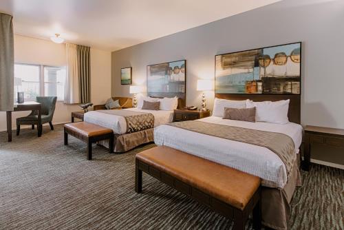 Ein Bett oder Betten in einem Zimmer der Unterkunft Tamarack Beach Hotel