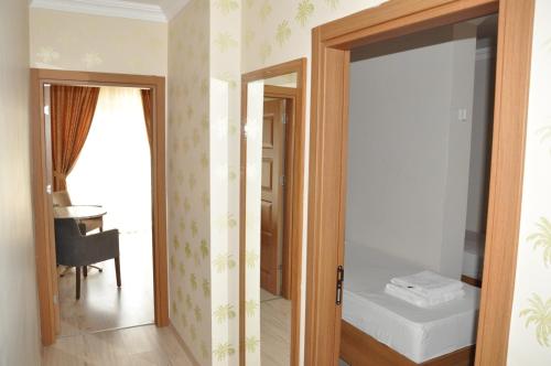 Tasucuにあるİskele Otelのベッドルーム1室につながるドア