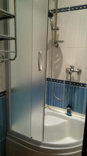 eine Dusche mit Glastür neben einem Waschbecken in der Unterkunft La Pina in Narva-Jõesuu