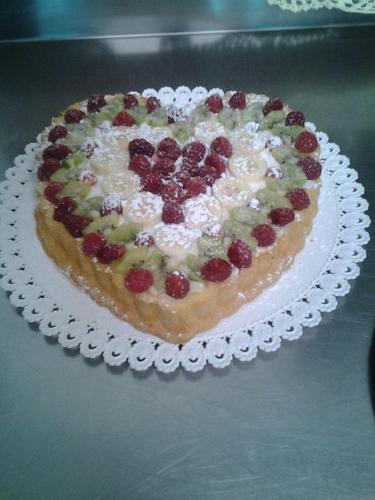 a cake with fruit on a plate on a table at Agriturismo Trivilini in Lanciano