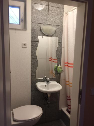 Et badeværelse på Gästehaus Kerle