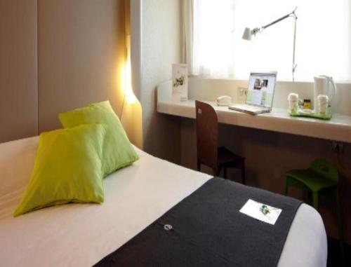 Cama o camas de una habitación en Campanile Lille Euralille