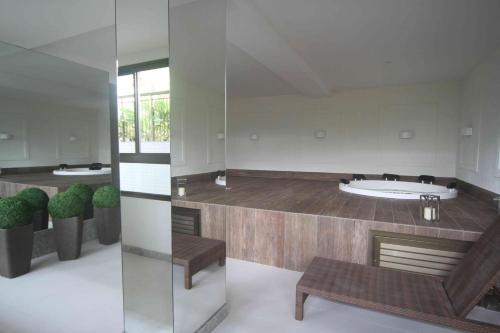 baño con bañera, banco y baño en TIJUCA Atrium Top 3 Qts BEST LOCATION IN RIO, en Río de Janeiro