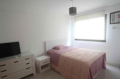 1 dormitorio con 1 cama, TV y ventana en TIJUCA Atrium Top 3 Qts BEST LOCATION IN RIO, en Río de Janeiro