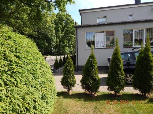 a car parked in front of a house with trees at Przy parku in Świnoujście