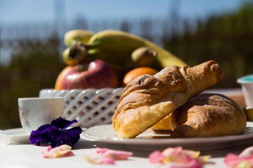 Villa Italia في أَجيرولا: طبق من المعجنات والفواكه على طاولة