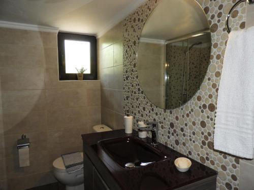 Bilik mandi di Chrissi's house with garden and sea view Zerviana