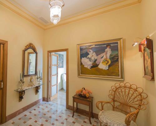a room with a painting on the wall and a chair at Apartamento en Edificio Tortosa in Monóvar