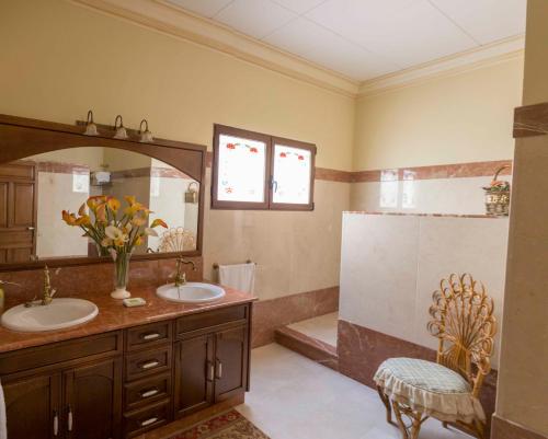 a bathroom with two sinks and a large mirror at Apartamento en Edificio Tortosa in Monóvar