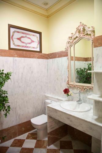 a bathroom with a sink and a toilet and a mirror at Apartamento en Edificio Tortosa in Monóvar