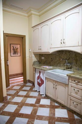 a kitchen with white cabinets and a tile floor at Apartamento en Edificio Tortosa in Monóvar
