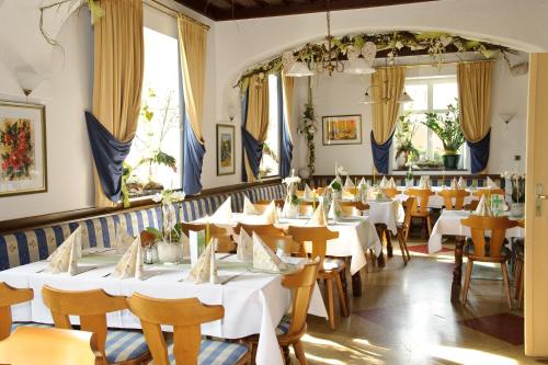 Hirmonshof في بيشوفسمايس: غرفة طعام مع طاولات وكراسي بيضاء