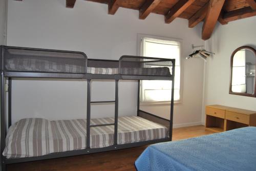 een slaapkamer met 2 stapelbedden in een kamer bij Casa Fiorella in Caorle